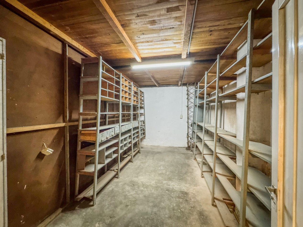 Galpones con oficinas en esquina sobre Av. Italia, con gran visibilidad | Lote de 605 m²