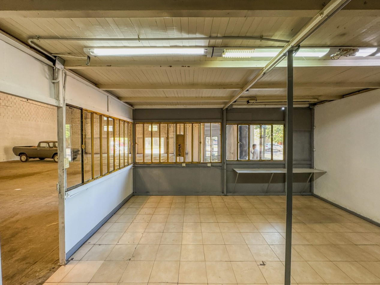 Galpones con oficinas en esquina sobre Av. Italia, con gran visibilidad | Lote de 605 m²