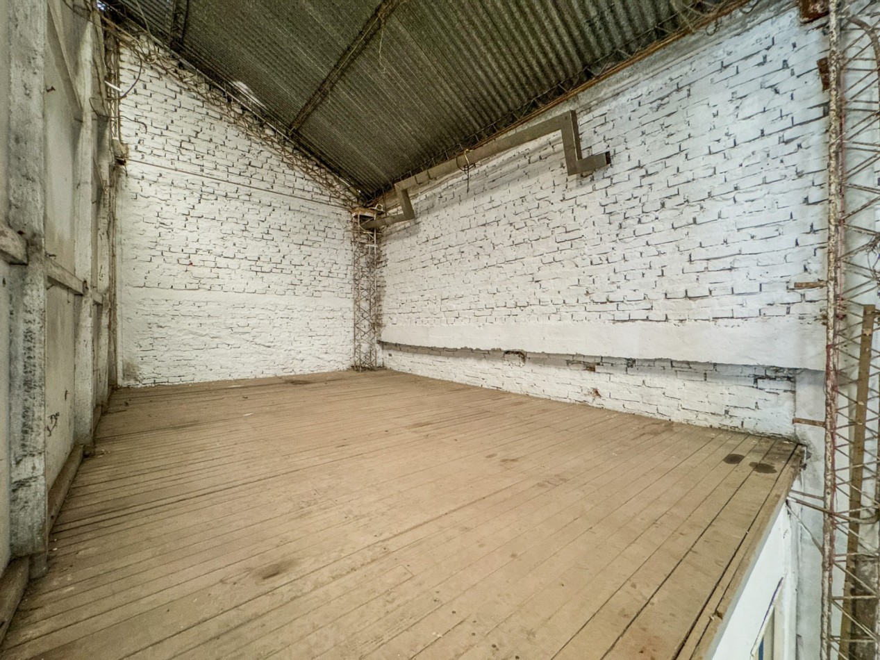 Galpones con oficinas en esquina sobre Av. Italia, con gran visibilidad | Lote de 605 m²