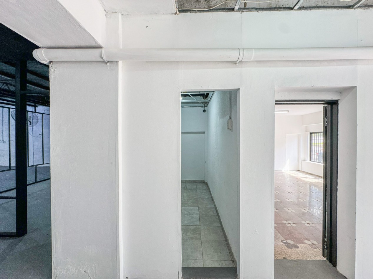Local comercial con galpon de 190 m² a 20 metros de Av. Hernandarias