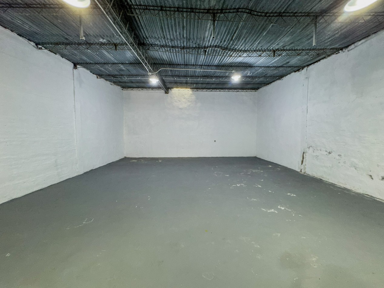 Local comercial con galpon de 190 m² a 20 metros de Av. Hernandarias