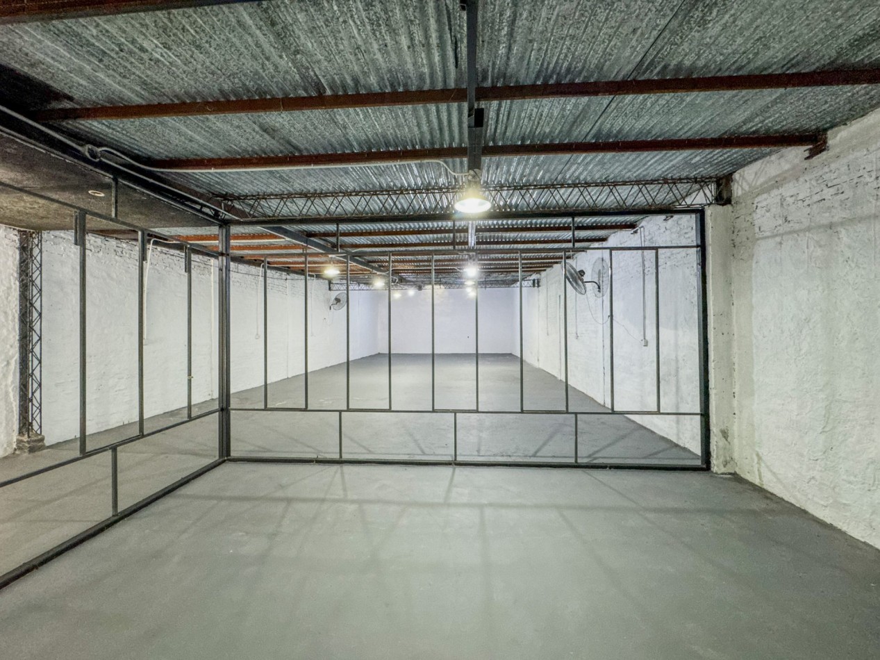 Local comercial con galpon de 190 m² a 20 metros de Av. Hernandarias