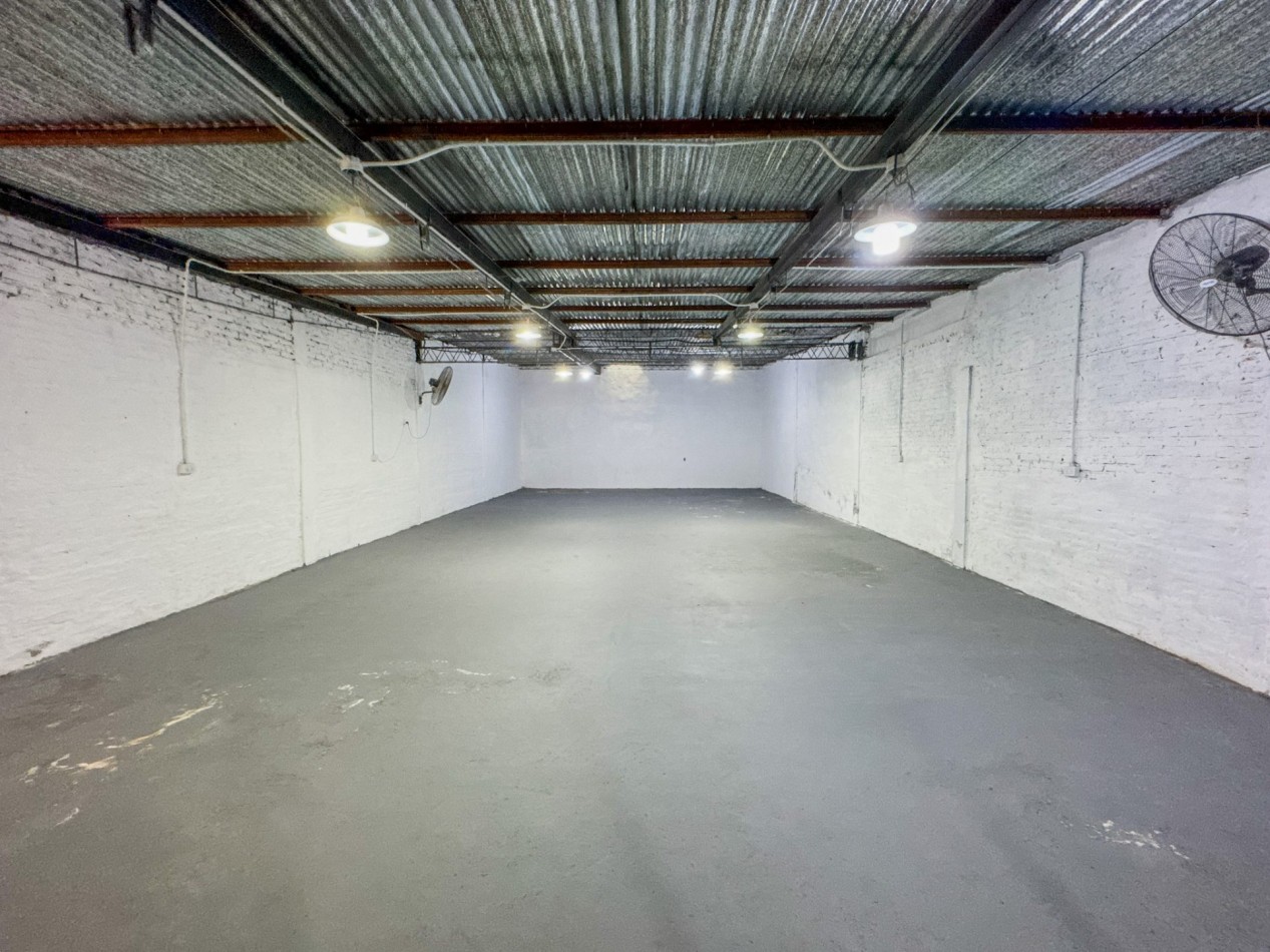 Local comercial con galpon de 190 m² a 20 metros de Av. Hernandarias